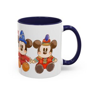 Taza de café con detalles de Mickey Mouse a través de los tiempos / Opción de nombre personalizado imagen 8