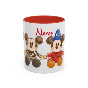 Taza de café con detalles de Mickey Mouse a través de los tiempos / Opción de nombre personalizado imagen 2