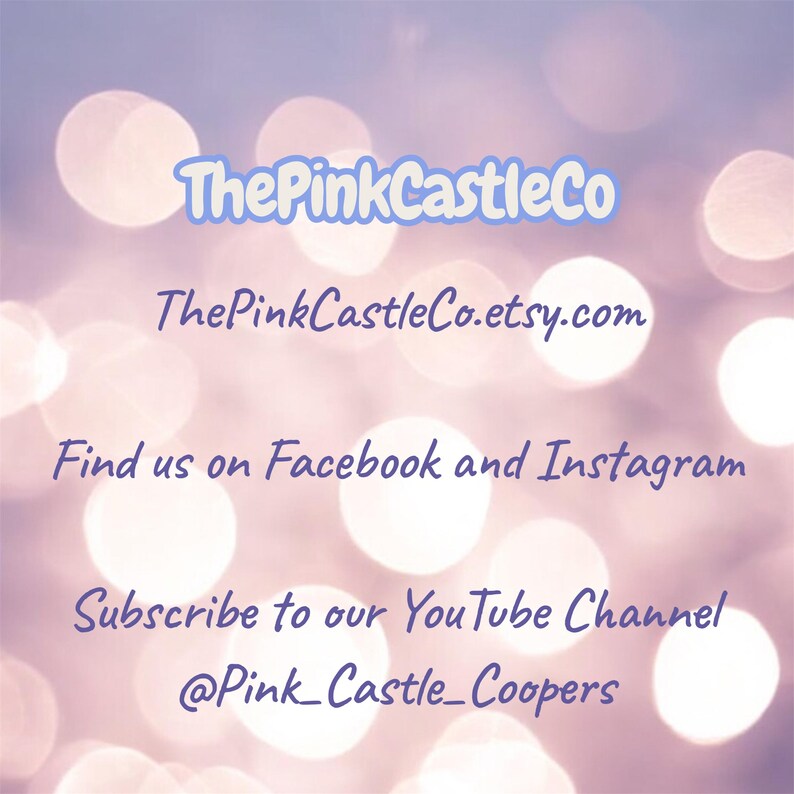 Puede incluir: Imagen con un fondo suave y borroso con texto en una fuente caprichosa. El texto incluye "The Pink CastleCo", una direcci&oacute;n web y enlaces a redes sociales para Facebook, Instagram y YouTube, promoviendo la presencia en l&iacute;nea.