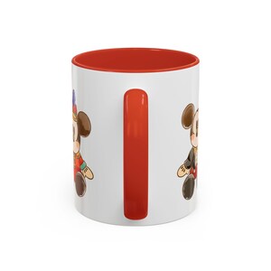 Taza de café con detalles de Mickey Mouse a través de los tiempos / Opción de nombre personalizado imagen 5