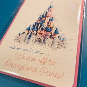 Annuncio di vacanza a sorpresa carta magicamente ispirata Disneyland Paris vacanza vacanza sorpresa rivela carta personalizzata regno magico immagine 2