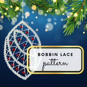 Peut inclure: Ornement en dentelle à fuseaux blanc en forme de feuille avec des perles rouges, suspendu à une ficelle sur un fond bleu avec un cadre doré qui dit "BOBBIN LACE pattern".