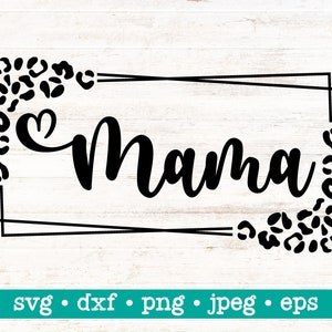 Puede incluir: Diseño gráfico en blanco y negro de la palabra "Mama" en una fuente de escritura dentro de un marco de doble línea con un borde de estampado de leopardo.