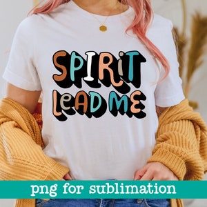 Puede incluir: Camiseta blanca con el texto "SPIRIT LEAD ME" en letras de colores y contorneadas. Las letras tienen un estilo retro con efecto 3D.