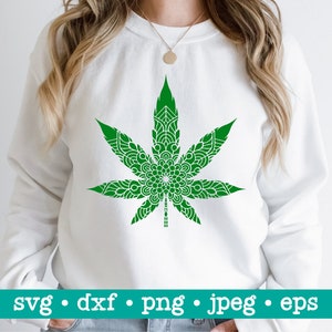Könnte beinhalten: Ein weißes Sweatshirt mit einem grünen Mandala-Marihuanablatt-Design.