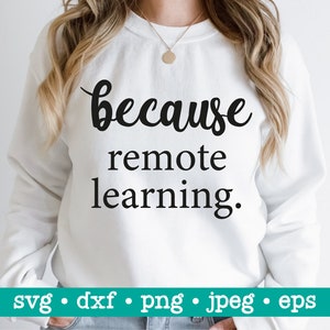 Puede incluir: Sudadera blanca con el texto "because remote learning." en letras negras.