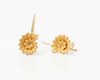 Flower stud earrings in 24 gold plated, floral pattern studs, everyday earrings, minimal stud earrings, spiral stud earrings, handmade gift