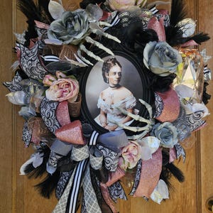 Gothic Victorian Halloween Wreath, Vintage Lady Halloween Wreath, Halloween Front Door Decor, Vintage Glam Halloween Decor, Spooky Wreath