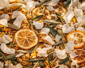 Bruidsconfetti van gedroogde bloemen – olijfbladeren, goudsbloemen, gedroogde citrusvruchten, witte hortensia, milieuvriendelijke natuurlijke bruidsconfetti