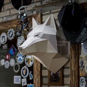 Testa di lupo: file digitali per la carta. Include modello PDF stampabile, disegni DXF e SVG da scaricare. Modello fai da te in origami 3D Low Poly.