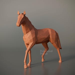 K&ouml;nnte beinhalten: Eine terrakottafarbene Pferdeskulptur in geometrischem Low-Poly-Design. Die Figur besteht aus scharfen, kantigen Facetten, die Kopf, Hals, K&ouml;rper und Beine bilden. Der Text "Polygonal Paper" ist an der Seite des Pferdek&ouml;rpers deutlich zu sehen.