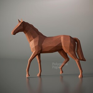 K&ouml;nnte beinhalten: Eine braune Pferdeskulptur mit einem geometrischen Low-Poly-Design. Die Figur ist in einer schreitenden Haltung dargestellt, wobei scharfe, kantige Facetten den K&ouml;rper, den Kopf und die Beine bilden. Der Text Polygonal Paper ist seitlich zu sehen.