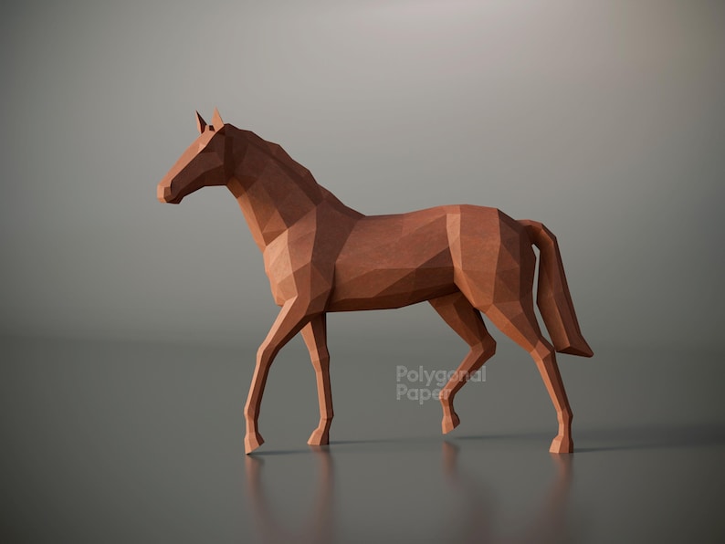 K&ouml;nnte beinhalten: Eine braune Pferdeskulptur mit einem geometrischen Low-Poly-Design. Die Figur ist in einer schreitenden Haltung dargestellt, wobei scharfe, kantige Facetten den K&ouml;rper, den Kopf und die Beine bilden. Der Text Polygonal Paper ist seitlich zu sehen.