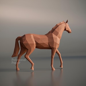 K&ouml;nnte beinhalten: Eine braune Pferdeskulptur in geometrischem Low-Poly-Design. Die Figur besteht aus scharfen, kantigen Facetten, die den K&ouml;rper, den Kopf und die Beine in einer stehenden Pose bilden. Der Text Polygonal Paper ist unten links zu sehen.