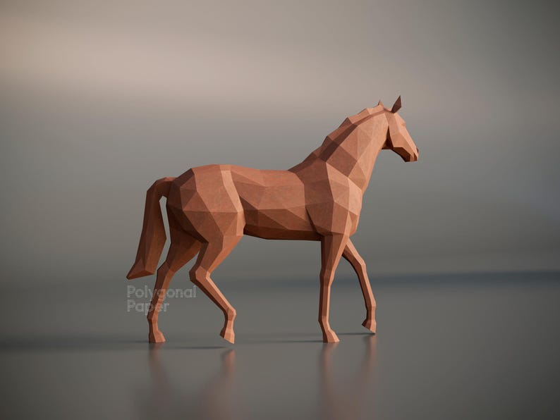 K&ouml;nnte beinhalten: Eine braune Pferdeskulptur in geometrischem Low-Poly-Design. Die Figur besteht aus scharfen, kantigen Facetten, die den K&ouml;rper, den Kopf und die Beine in einer stehenden Pose bilden. Der Text Polygonal Paper ist unten links zu sehen.