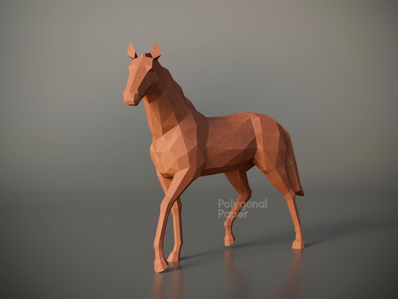 K&ouml;nnte beinhalten: Eine terrakottafarbene Pferdeskulptur in geometrischem Low-Poly-Design. Die Figur besteht aus scharfen, kantigen Facetten, die Kopf, Hals, K&ouml;rper und Beine bilden. Der Text "Polygonal Paper" ist an der Seite des Pferdek&ouml;rpers deutlich zu sehen.