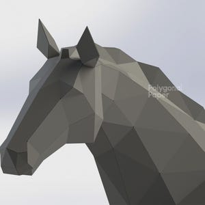 K&ouml;nnte beinhalten: Eine graue Pferdekopfskulptur in geometrischem Low-Poly-Design. Die Oberfl&auml;che besteht aus mehreren flachen, dreieckigen Facetten, die ein scharfes, kantiges Erscheinungsbild erzeugen. Der Text Polygonal Paper ist am Halsbereich zu sehen.