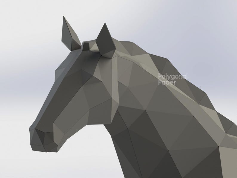 K&ouml;nnte beinhalten: Eine graue Pferdekopfskulptur in geometrischem Low-Poly-Design. Die Oberfl&auml;che besteht aus mehreren flachen, dreieckigen Facetten, die ein scharfes, kantiges Erscheinungsbild erzeugen. Der Text Polygonal Paper ist am Halsbereich zu sehen.