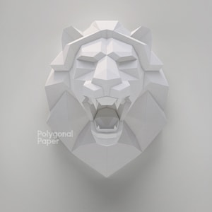 Testa di leone ruggente: modello artigianale in carta per realizzare decorazioni murali con trofei low poly fai da te. Modello PDF puzzle 3D
