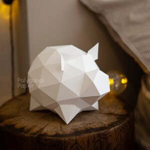 Sparschwein: Papercraft Vorlage zur Herstellung Tischskulptur. PDF zum Ausdrucken und DXF Dateien zum Schneiden am Plotter. Polygonales Schwein