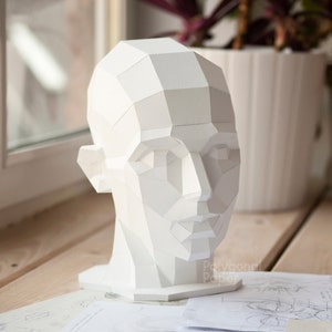 Papercraft visage humain 3d. Sculpture abstraite géométrique