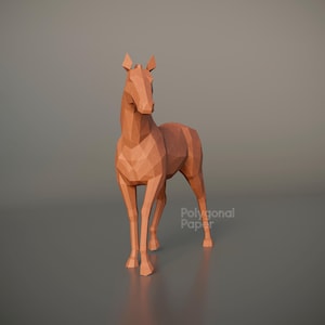 K&ouml;nnte beinhalten: Eine terrakottafarbene Pferdeskulptur mit einem geometrischen Low-Poly-Design und scharfen, kantigen Facetten. Die Figur steht in einer nach vorne gerichteten Position und zeigt eine stilisierte, facettierte Oberfl&auml;chenstruktur. Der Text Polygonal Paper ist sichtbar.