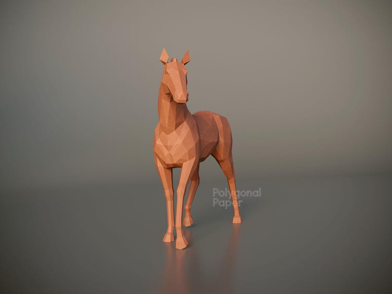 K&ouml;nnte beinhalten: Eine terrakottafarbene Pferdeskulptur mit einem geometrischen Low-Poly-Design und scharfen, kantigen Facetten. Die Figur steht in einer nach vorne gerichteten Position und zeigt eine stilisierte, facettierte Oberfl&auml;chenstruktur. Der Text Polygonal Paper ist sichtbar.