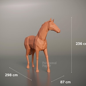 K&ouml;nnte beinhalten: Eine terrakottafarbene Pferdeskulptur mit geometrischem Low-Poly-Design. Die Figur steht in einer Profilansicht. Die Ma&szlig;e sind deutlich mit 236 cm H&ouml;he, 298 cm L&auml;nge und 87 cm Breite angegeben. Der Text Polygonal Paper ist zu sehen.