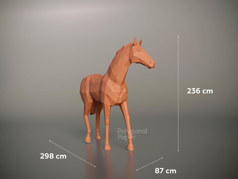 K&ouml;nnte beinhalten: Eine terrakottafarbene Pferdeskulptur mit geometrischem Low-Poly-Design. Die Figur steht in einer Profilansicht. Die Ma&szlig;e sind deutlich mit 236 cm H&ouml;he, 298 cm L&auml;nge und 87 cm Breite angegeben. Der Text Polygonal Paper ist zu sehen.