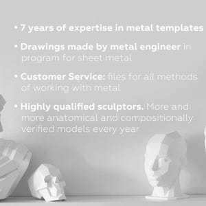 K&ouml;nnte beinhalten: Vier wei&szlig;e geometrische Skulpturen, darunter eine B&uuml;ste, ein Sch&auml;del und zwei Kopfmodelle. Der Text lautet: 7 years of expertise in metal templates, Drawings made by metal engineer in program for sheet metal, Customer Service, Highly qualified sculptors.