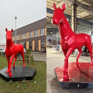 K&ouml;nnte beinhalten: Eine gro&szlig;e, leuchtend rote Pferdeskulptur mit einem geometrischen, facettierten polygonalen Design. Das Pferd steht auf einer flachen, sechseckigen Basis. Die Skulptur ist in zwei verschiedenen Umgebungen zu sehen, im Freien und in einem Innenraum.