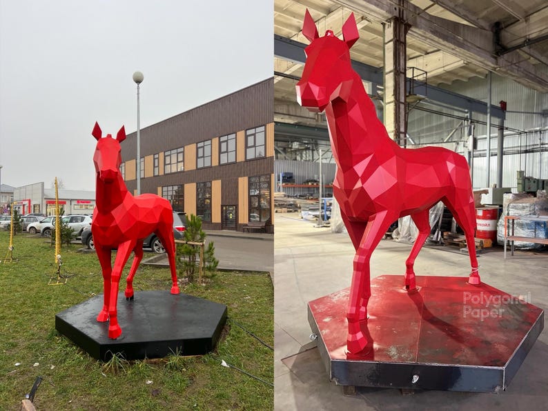 K&ouml;nnte beinhalten: Eine gro&szlig;e, leuchtend rote Pferdeskulptur mit einem geometrischen, facettierten polygonalen Design. Das Pferd steht auf einer flachen, sechseckigen Basis. Die Skulptur ist in zwei verschiedenen Umgebungen zu sehen, im Freien und in einem Innenraum.