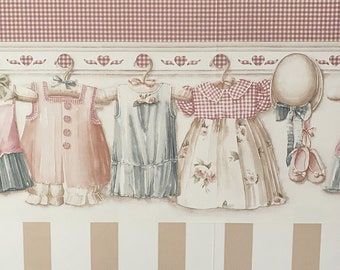 Wandumrandung für Vintage-Kleider im Kinderzimmer
