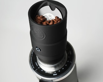 Alimentador lento Pro V2 / Sistema inteligente antibloqueo / Funciona con pilas e incluye indicador LED de estado.
