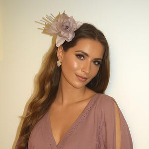Blush silk flower headband – Elegant wedding guest fascinator – Large pink rose hairpiece – Handmade floral headband.