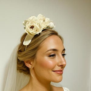 Romantic ivory silk bridal crown – Handmade wedding headpiece with soft pink roses – Couture floral halo for elegant bride.