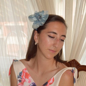 Blue party headband. Blue flower headband for guest. Wedding headband. Blue hair ornament. Elegant blue flower.