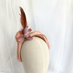 Salmon pink fascinator headband – Silk flower & feather guest hat – Vintage wedding headpiece for elegant events.