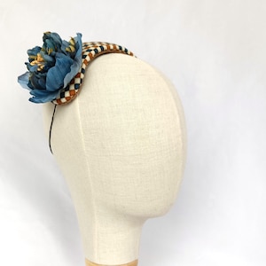 Blau und Senffarben Fascinator für die Hochzeit, eleganter Fascinator mit blauer Blume, blau und braun kariertes Headpiece für die Hochzeit.