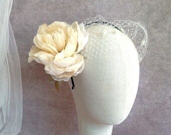 Set Accessori Vintage Anni '20 Per Donna – Fascinator Con Piume, Guanti In Pizzo, Collana Di Perle E Spilla Camelia, 6 Pezzi - 2