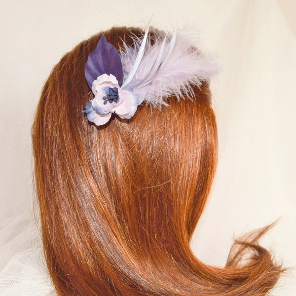 Ornement de cheveux avec fleur en tissu et plumes. Broche de mariage. Ornement de cheveux de mariage.