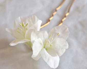 Épingle à cheveux à fleurs blanches pour mariée, Fleurs blanches pour coiffure de mariée, Peigne floral blanc pour mariée, Fleurs blanches pour mariée romantique