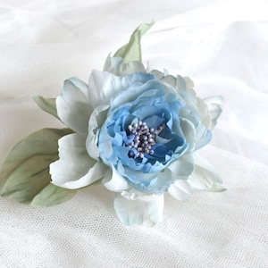 Broche azul para fiesta. Flor azul para chaqueta. Flor de seda para vestido. Flor elegante para invitada. Broche  de flor elegante.
