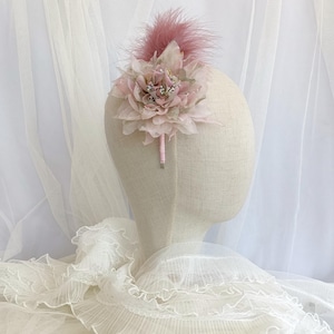 Tocado grande de flores rosas con plumas, Tocado de pelo de dalia rosa, Diadema de flores rosas, Tocado de invitada de boda lila.