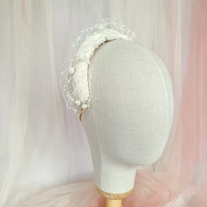 Small white fascinator with veil for bride, Original ivory headpiece for guest, Cream side fascinator with veil with simple design.
