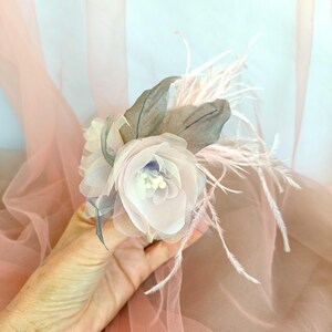 Broche de flores y plumas rosas, Elegantes flores de organza para boda o fiesta, Flores de seda rosas para el cabello, Broche de hadas y princesas.