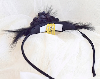 Fascinador de flores e penas pretas: faixa de cabeça elegante para festa