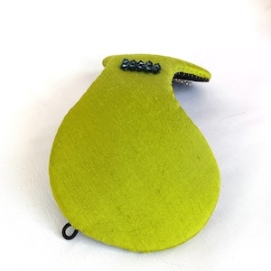 Tocado para invitada verde, Tocado para recogido verde pistacho con pedreria, tocado verde de seda para boda o evento, tocado discreto.