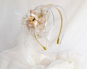Bruidshoofdband met zijdebloem, goud- en wit haaraccessoire voor bruiloften