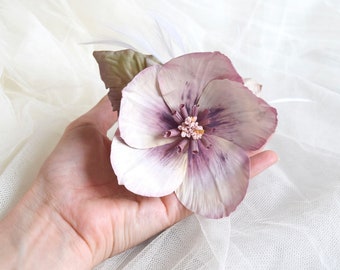 Broche fleur en tissu violet, broche bohème fleur ellébore pourpre, broche rose pour robe ou veste. Broche en soie violette.